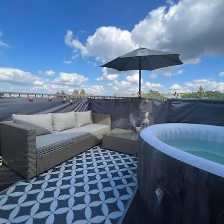 Pretty Rooftop Jacuzzi 开姆尼茨