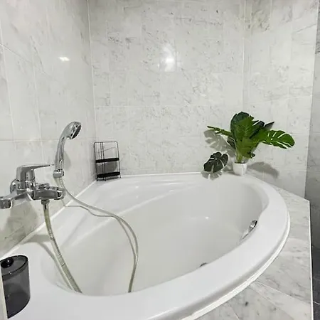 Pretty Rooftop Jacuzzi *