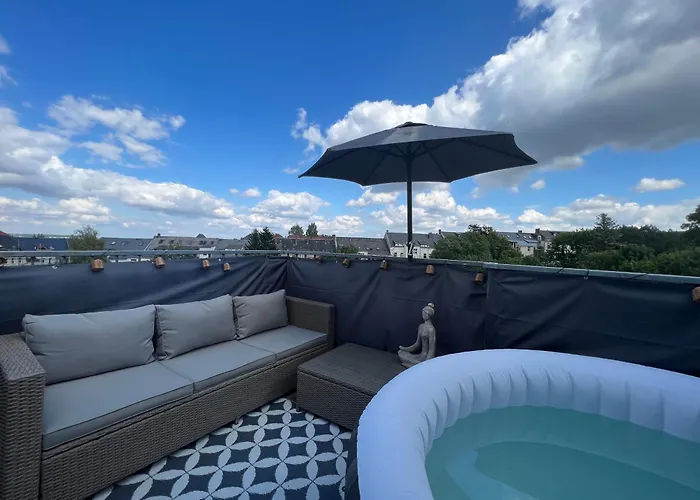 Pretty Rooftop Jacuzzi Apartment